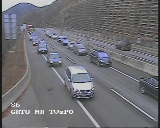  Rettungsgassen auf den Österreichischen Autobahnen und Schnellstraßen bzw. Autostraßen sind zwar erst ab dem 1.1.2012 verpflichtend - die österreichischen Autofahrer/innen bilden aber schon jetzt die Rettungsgasse. So geschehen zum Beispiel am gestrigen 29. Dezember auf der S6 vor dem Grasbergtunnel.