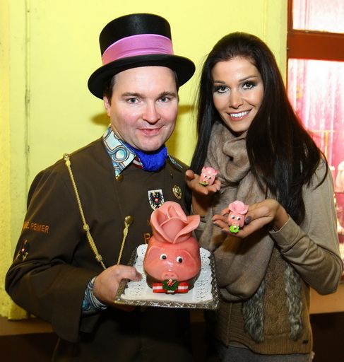 Michael Reimer (SÜWAG) und Carmen Stamboli mit den "Rosenschweinchen"