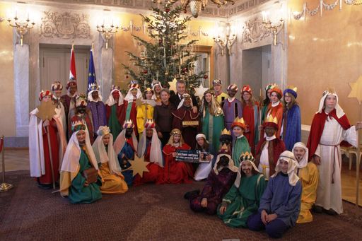 "Ihr seid für eine ganz wichtige Sache unterwegs, für den Gedanken der Nächstenliebe und Solidarität. würdigte der Bundespräsident den Einsatz der Sternsinger/innen für eine gerechte Welt.