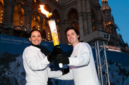 http://www.apa-fotoservice.at/galerie/2647/
Im Bild v.l.n.r.:  Tanja Duhovich (Ex Miss Austria) und James Cottriall (Singer und Songwriter) waren am Silvestertag 2011 als Samsung-Fackelläufer in Wien mit 120 Jugendlichen aus der ganzen Welt unterwegs.