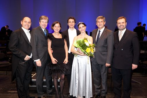 Im Bild v.l.n.r.: Landeshauptmann-Stv. Wolfgang Sobotka, HYPO NOE Gruppe-Generaldirektor Peter Harold, Innenministerin Johanna Mikl-Leitner, Musiker des Waidhofner Kammerorchesters, "united performance"-Tanzsolistin, Vizekanzler Michael Spindelegger, Landtagspräsident Johann Penz