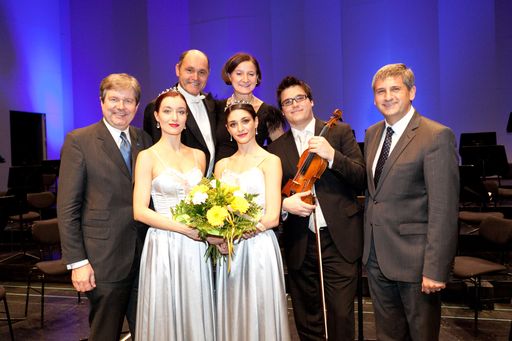 Vorschau Bild von Im Bild v.l.n.r.: HYPO NOE Gruppe-Generaldirektor Peter Harold, Landeshauptmann-Stv. Wolfgang Sobotka, Innenministerin Johanna Mikl-Leitner und Vizekanzler Michael Spindelegger mit einem Musiker des Waidhofner Kammerorchesters und "united performance"-Tanzsolistinnen