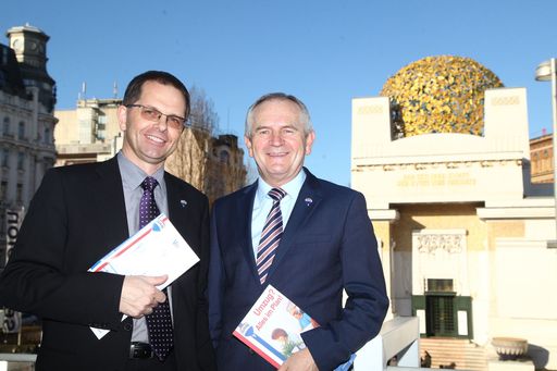  http://www.apa-fotoservice.at/galerie/2649
Im Bild vlnr.: Mag. Anton Nenning (Managing Director RE/MAX Austria), Alois Reikersdorfer (Regionaldirektor RE/MAX Austria)