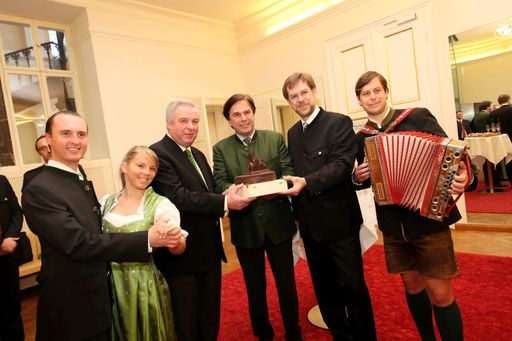 Trachtenpaar, Landeshauptmann-Stellvertreter Hermann Schützenhöfer, Landeshauptmann Franz Voves, Mag. Andreas Zakostelsky, Obmann des Vereins der Steiermärker in Wien und Musiker beim Empfang in der Grazer Burg.