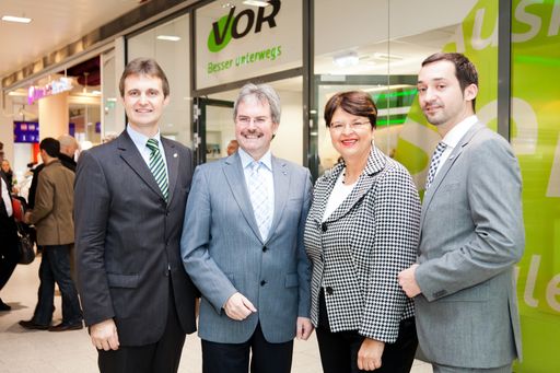 Vor dem neuen VOR-Cervicecenter: v.l.n.r.: VOR-GF Wolfgang Schroll, NÖ-LR Karl Wilfing, Vzbgm. Renate Brauner, VOR-GF Thomas Bohrn