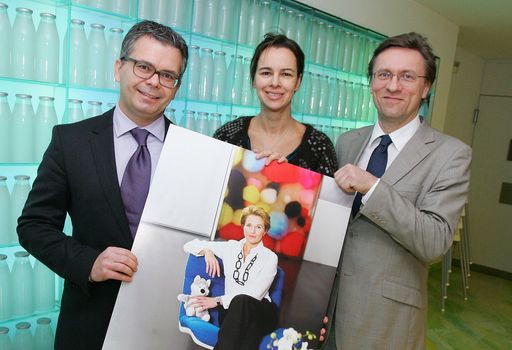  http://www.apa-fotoservice.at/galerie/2659/
Im Bild v.l.n.r.: Bernhard Eisheuer (Geschäftsführer Pernod Ricard Austria), Dr. Sophie Karmasin (Karmasin Motivforschung) und Dr. Klaus Vavrik (Facharzt für Kinder- & Jugendheilkunde, Präsident Liga für Kinder- & Jugendgesundheit)