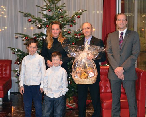  Familie N. gemeinsam mit Bernd Reiter (2.v.l.), Resident Manager, und Markus Schmid (links), Rooms Division Manager, im ARCOTEL Kaiserwasser Wien.
