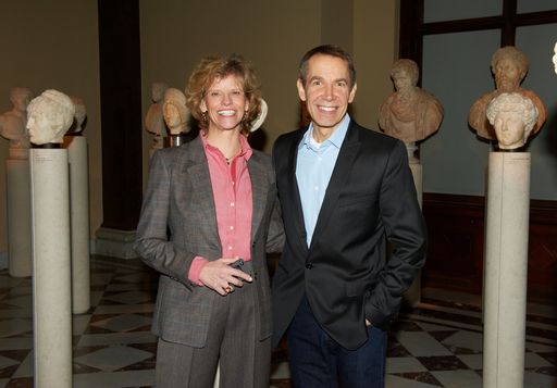 Jeff Koons und Generaldirektorin Sabine Haag in der Antikensammlung des Kunsthistorischen Museums.