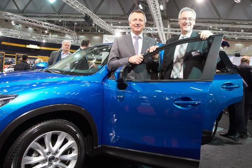 http://www.apa-fotoservice.at/galerie/2654/
Im Bild v.l.n.r. Günther Kerle (Geschäftsführer Mazda Austria) und Jerome de Haan (Regionaldirektor Mazda CSEE)