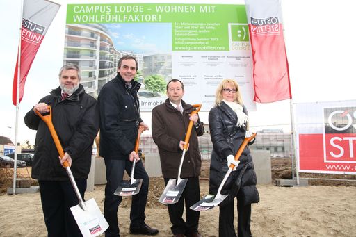  http://www.apa-fotoservice.at/galerie/2662/
Im Bild vlnr.: GR Karlheinz Hora (Erster Vorsitzender-Stv. des Gemeinderatsausschusses für Stadtentwicklung Verkehr, Klimaschutz, Energieplanung und Bürgerbeteiligung), BV Gerhard Kubik (Bezirksvorsteher Wien-Leopoldstadt), Ing. Hermann Klein (Geschäftsführer IG Immobilien), Mag. Karin Assem-Honsik (Geschäftsführerin IG Immobilien)