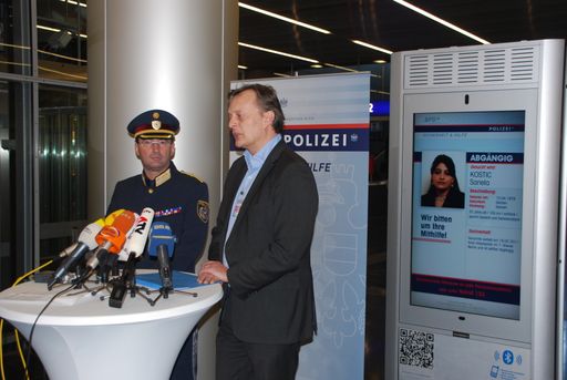  Der Wiener Polizeipräsident Dr. Gerhard Pürstl und Alexander Christ, GF der Digilight GmbH beim heutigen Pressetermin vor einem Digilight in der Station Wien, Praterstern.
