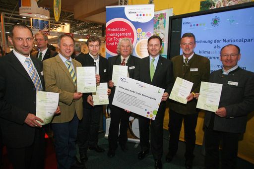 Umweltminister Niki Berlakovich eröffnet die "Ferienmesse Wien 2012". Im Bild Umweltminister Niki Berlakovich mit den Nationalparkdirektoren.