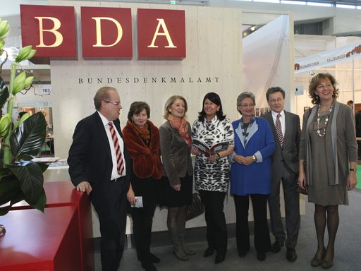 v.l.n.r.: DI Henrik Häcker, Geschäftsführer der Messezentrum Salzburg GmbH, MR Dr. Elsa Brunner, Präsidentin des BDA Dr. Barbara Neubauer, Landeshauptfrau Mag. Gabi Burgstaller, Bundesministerin Dr. Claudia Schmied, Landeskonservator Dr. Ronald Gobiet, Landesrätin Dr. Sabina Kasslatter-Mur.