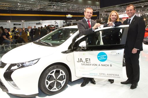  http://www.apa-fotoservice.at/galerie/2666
Im Bild v.l.n.r. Alexander Struckl (Geschäftsführer Opel Österreich), Doris Bures (Bundesministerin für Verkehr, Innovation und Technologie) und Michael Heilmann (Direktor Verkauf Großkunden, Behörden und Re-Marketing)