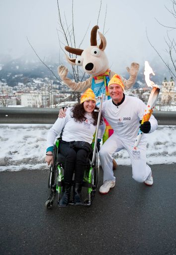 Vorschau Bild von Dimitry Chernyshenko übergibt die Fackel an die österreichische Paralympic Ski-Rennläuferin Claudia Lösch
