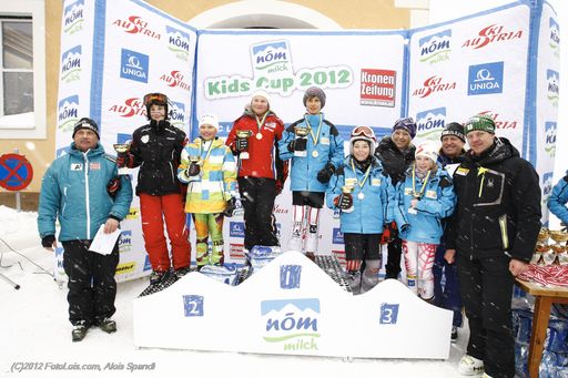 Vorschau Bild von Ticket für Kitzbühel Buben und Mädchen Larissa Harrer (SC Göstling), Kerstin Eichberger (WSV Puchberg), Magdalena Bentz (SC Göstling) Moritz Frank (SC Lillienfeld), Raphael Riederer (WSC Mönichkirchen) Alexander Schubert (WSV Traisen) , rechts Andreas Buder ( grüne Schimütze) Sportkoordinator für den Landesskiverband Niederösterreich, daneben OSR Dir. Wolfgang Labenbacher, SC Lillienfeld,  und dann Maria Kitzler, NÖM AG Unternehmenssprecher
links Peter Eichberger, ÖSV Trainer