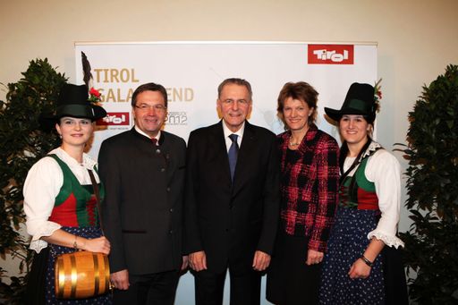  Begrüßten die 1. Olympischen Jugend-Winterspiele mit einem Galaabend in der Innsbruck Hofburg (v.li.): Tirols Landeshauptmann Günther Platter, IOC - Präsident Jacques Rogge und Innsbrucks Bürgermeisterin Christine Oppitz-Plörer.