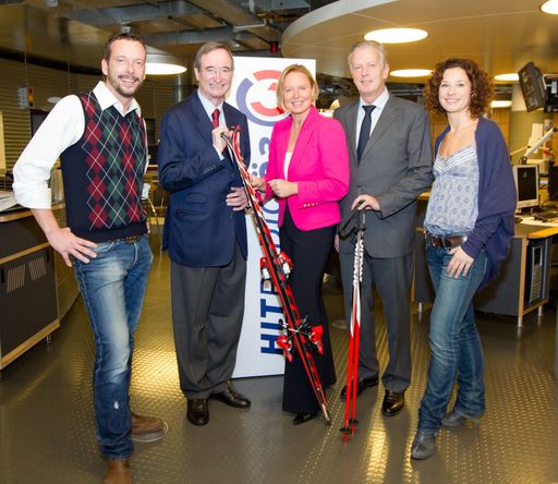 WKÖ-Präsident Christoph Leitl, ÖW-Geschäftsführerin Petra Stolba und Wirtschafts- und Tourismusminister Reinhold Mitterlehner (v.l.n.r.) - flankiert vom Ö3-Weckerteam.