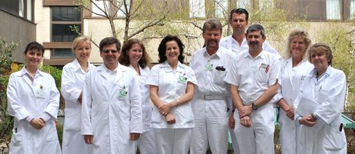 Das interdisziplinäre Team der Schmerztherapie im Hartmannspital unter der Leitung von OA Dr. Rudolf Keusch (5. von rechts) informiert Sie beim Wirbelsäulentag.