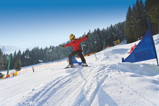 Die Gaudipisten in der Skiregion Dachstein West im oberösterreichischen Salzkammergut bringen Spaß und Abwechslung in den Skitag.