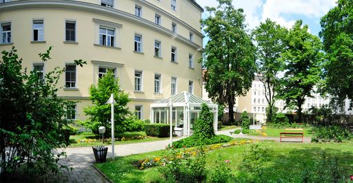 Die Confraternitaet-Privatklinik Josefstadt mit ihrem weitläufigen Garten