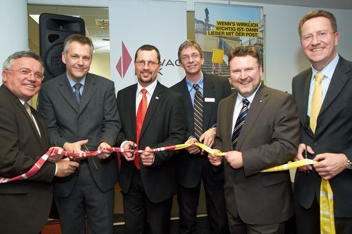 http://www.apa-fotoservice.at/galerie/2672
Im Bild v.l.n.r.: Ing. Heinz Lehner (Bezirksvorsteher Floridsdorf), Dr. Wolfgang Klein (Vorstandsdirektor BAWAG P.S.K.), Wolfgang Duchkowitsch (Filialleiter der BAWAG P.S.K.), Gerhard Wächter (Teamleiter Post AG), Dr. Michael Ludwig, (Stadtrat f. Wohnen, Wohnbau und Stadterneuerung) und DI Walter Hitziger, (Vorstandsdirektor Österreichische Post AG)