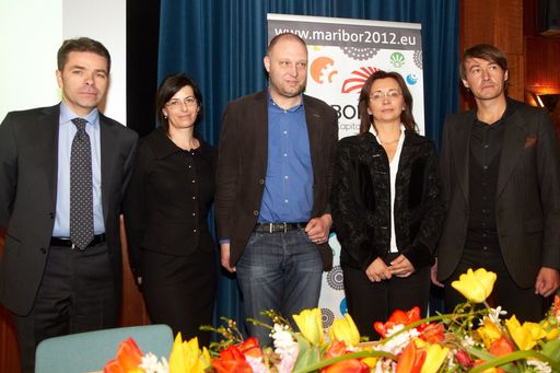  http://www.apa-fotoservice.at/galerie/2673/
Im Bild v.l.n.r.: S.E. Aleksander Gerzina (Botschafter von Slowenien in Österreich), Gesandte Ana Novak (SKICA), Mitja Cander (Programmdirektor), Dr. Suzana Zilic Fiser (Generaldirektorin von Maribor2012) und Ales Steger (Programmblocks Terminal 12 und Urbane Furchen)
