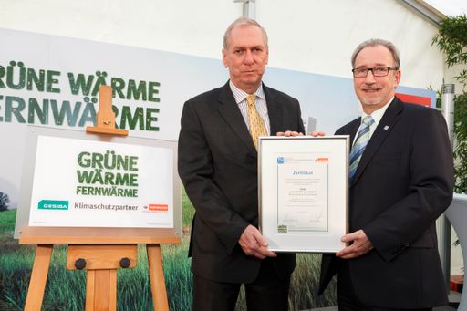 Übergabe des Zertifikats der TU Wien: Gesiba setzt auf Fernwärme und spart CO2-Emissionen.