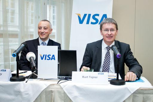  http://www.apa-fotoservice.at/galerie/2658/
Im Bild v.l.n.r.: Dr. Steve Perry, Commercial Director Visa Europe; Kurt Tojner, Country Manager Österreich.