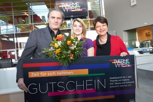 http://www.apa-fotoservice.at/galerie/2677/
v.l.n.r. Dr. Edmund Friedl (Geschäftsführer Therme Wien), Michelle Zorko (1-millionster Thermengast) und
Vizebürgermeisterin Mag.a Renate Brauner