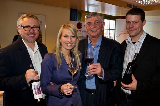 Vorschau Bild von Del Fabro und Kolarik & Leeb luden zu Wine & Snow nach Obertauern. Foto: Del Fabro /Kolarik, 18.01.12 Hannes Artner (Weingut Artner), Heidi Krings, Franjo Francem (Önologe Agrokor), Mathias Jalits (Weingut Jalits)
