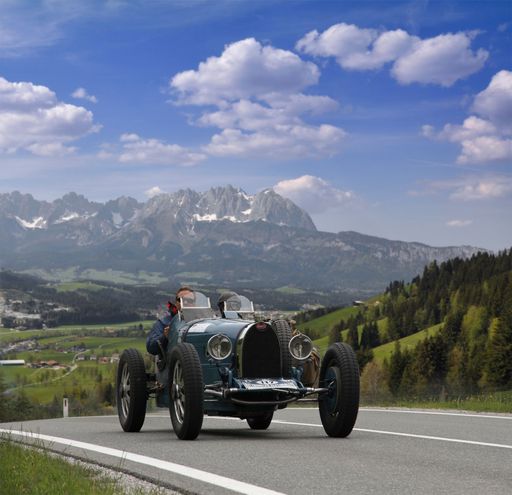 25. Kitzbüheler Alpenrallye. Reizvolle Kontraste: die schroffen Gipfel des Kaisergebirges, grüne Frühsommerwiesen und die schönsten Automobilklassiker aus vergangenen Jahrzehnten.