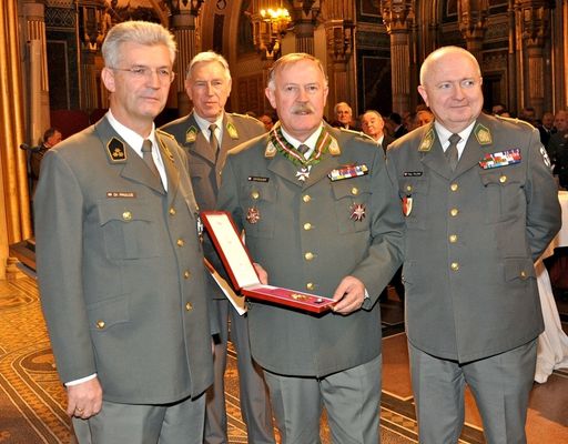 v.l.n.r. ÖOG Präsident Hauptmann Dr. Eduard Paulus, Oberst Karl Cibulka, General Mag. Edmund Entacher, Präsident OG Wien Oberst Mag. Rudolf Raubik