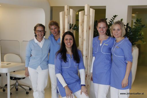 Vorschau Bild von "Team" - Gesundheit ist weiblich. Das kompetente Team des Lanserhofes (v. l.) Dr. Monika Baronin von Hahn (Chefärztin im Lanserhof), Sissi Gebauer (Leitung Detoxtherapie), Andrea Zerlauth (Leitung guest assistans), Isabella Piegger (Reservierung und med. Planung) und Romana Appeltauer (guest assistant).