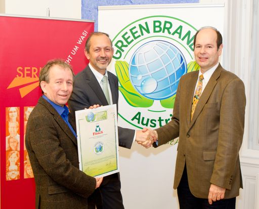 Frosch erhält Auszeichnung zu den GREEN BRANDS Austria 2011/2012.
v.l.: Dr. Friedrich Hinterberger, Präsident des wissenschaftlichen Nachhaltigkeitsinstitut SERI u. Vorsitzender der Jury, Mag. Franz Studener, Geschäftsführer Erdal Hallein, Norbert Lux, COO der GREEN BRANDS Organisation