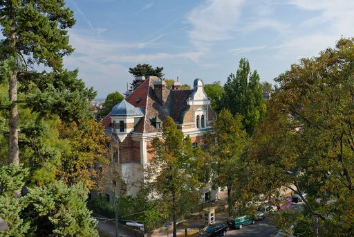 Vorschau Bild von Das neue Haus der Kommunikation ("HdK") Wien ist im 19. Bezirk am Türkenschanzpark im Währinger Cottage gelegen. Es ist eine ehemalige Privatvilla, die im Jahre 1900 nach den Plänen des Architekten Hermann Müller, Baudirektor des (immer noch bestehenden) Wiener Cottage-Vereines, errichtet wurde.