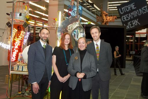 http://www.apa-fotoservice.at/galerie/2683/
v.l.n.r. Holger Birkholz (Kunsthistoriker), Bettina Steinbrügge (Kuratorin), Agnes Husslein-Arco (Direktorin) und Harald Krejci (Kurator)