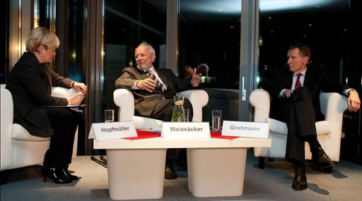 Beim Energie Talk IX der EnergieAllianz Austria diskutierten im Saturn Tower der Naturwissenschaftler und Umweltökonom Prof. Ernst Ulrich von Weizsäcker (Mitte) und Gerald Grohmann, Vorstandsvorsitzender des Ölfeldausrüsters Schoeller-Bleckmann Oilfield Equipment AG (rechts) mit Moderatorin Dr. Gisela Hopfmüller zum Thema "Umweltschutz versus Klimaschutz".