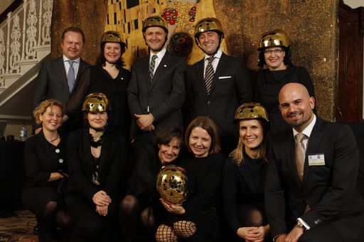 hinten v.l.n.r: Fritz Wieninger (Weingut Wieninger), Caroline Bauer (WienTourismus), Norbert Kettner (Direktor WienTourismus), Andreas Glück (Hotel Sacher), Gudrun Engl (WienTourismus)
vorne v.l.n.r: Elke Bachner (WienTourismus), Verena Hofer (KHM), Elke Hesse (Wiener Sängerknaben), Nina Auinger (KHM), Astrid Pockfuss (WienTourismus), Peter Staudinger (WienTourismus)