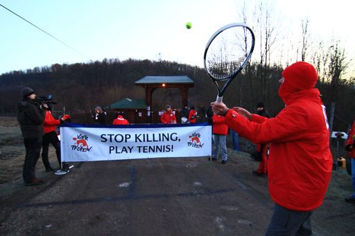 Aktivisten von VIER PFOTEN haben am Samstag symbolisch die jährliche VIP-Feudal-Treibjagd des Geschäfts-Tycons Ion Tiriac blockiert. 20 Tierschützer aus Österreich, Großbritannien, den Niederlanden, Deutschland und Rumänien spielten vor dem Eingang des Jagdgeländes Tennis. Mit der Protestaktion forderten sie die Jagdgäste auf, die Gewehre gegen Tennisschläger einzutauschen, anstatt zum Spaß Tiere zu töten.