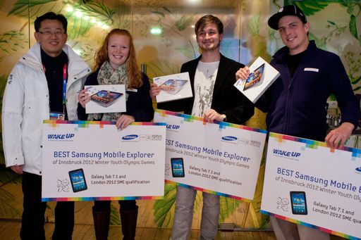 Sangho Jo, Präsident Samsung Österreich, überreicht die Preise an die Gewinner des Samsung Mobile Explorer Wettbewerbs bei den Olympischen Jugend-Winterspielen in Innsbruck.
Sanho Jo, Michelle Merz, Lukas Watzl, Simon Roth (v.l.n.r.)