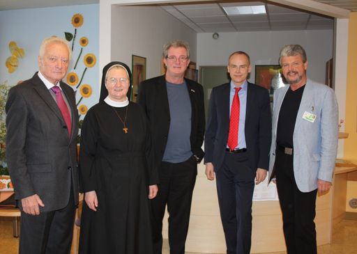 Im Bild v.l.n.r.: Univ.-Prof. Dr. Hans Tilscher (Festvortrag), Generaloberin Sr.M.Mag.pharm. Hilda Daurer, Bezirksvorsteher Ing. Wimmer, Ärztlicher Direktor Prim. Dr. Marcus Franz, MSc und der Leiter der interdisziplinären Schmerztherapie im Hartmannspital OA Dr. Rudolf Keusch freuten sich über die zahlreichen interessierten Besucher