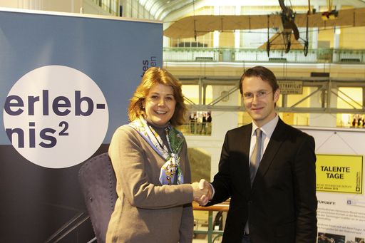 http://www.apa-fotoservice.at/galerie/2682
Die Talentetage sind eine Informationsveranstaltung für SchülerInnen. Dr. Gabriele Zuna-Kratky, Direktorin Technisches Museum Wien und Mag. Johannes Höhrhan-Hochmiller, Geschäftsführer der Industriellenvereinigung Wien