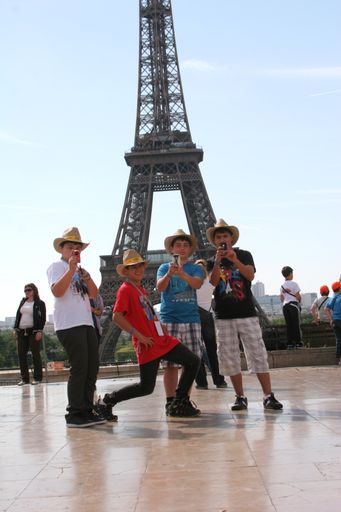 Das Siegerteam von Sicherheit für alle 2010/12, im Bild v.l.n.r.: F. Isik, M. Korkmaz, E. Zorpuzan, Ü. Tozan vor dem Eiffelturm in Paris.