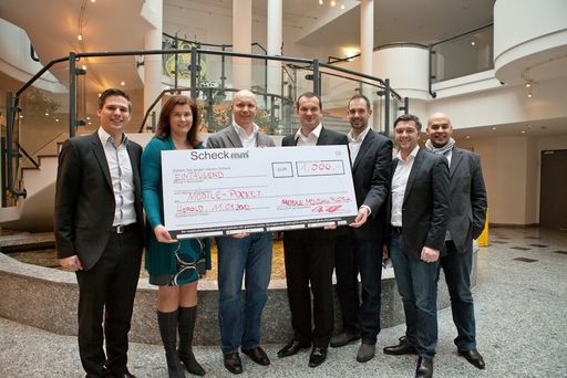 Um den Gewinner des App Circus 2011 zu unterstützen, haben die Sponsoren des MobileMonday 2011 - Herold, Nokia und die APA - dem Gewinner bluesource mobile im Jänner 1.000 Euro überreicht. Personen von links: Georg Koch (Herold), Karl Pletschko (Nokia), Verena Krawarik (APA), Thomas Friess (Herold), Martin Sprengseis (bluesource mobile), Wolfgang Stockner (bluesource mobile), Thorsten Hoffmann (MobileMonday Austria)