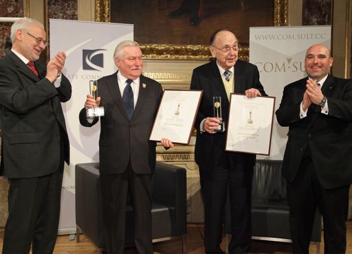 Vorschau Bild von Hans Dietrich Genscher und Lech Walesa sind die Gewinner des Lifetime Achievement Award "Golden Arrow 2012". Die ersten Gratulanten Erhard Busek und David Ungar-Klein