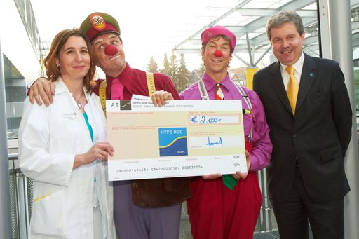 http://www.apa-fotoservice.at/galerie/2689/
Im Bild v.l.n.r. Ass. Dr. Beate Böchzelt (Stationsärztin Kinder- und Jugendabteilung), Rote Nasen Clowns und Dr. Peter
Harold (Vorstandsvorsitzender HYPO NOE Gruppe)