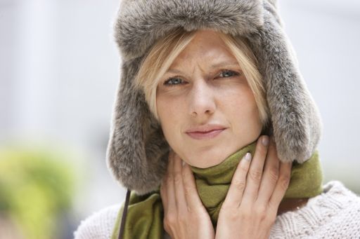  Im Winter haben Erkältungsviren Hochsaison. Halstabletten mit Hyaluronsäure helfen gegen Halsschmerzen und Heiserkeit.