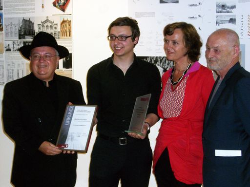 Prof. Wolfgang Kaufmann mit dem Gewinner 2010, DI Martin Feichtner, Univ.-Prof. DI Dr. Sabine Pollak (Kunstuniversität Linz) und Dir. Arch. Dietmar Steiner (Architekturzentrum Wien, von links).
