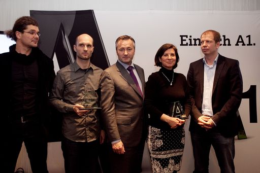 http://www.apa-fotoservice.at/galerie/2686/
Im Bild v.l.n.r.: Robert Riedl (Online-Petition für eine Europäische Energiewende), Helge Fahrnberger (Kobuk.at), Hannes Ametsreiter (Generaldirektor A1 und Telekom Austria Group), Barbara Schmon (bewusstkaufen.at), Josef Barth (amtsgeheimnis.at)